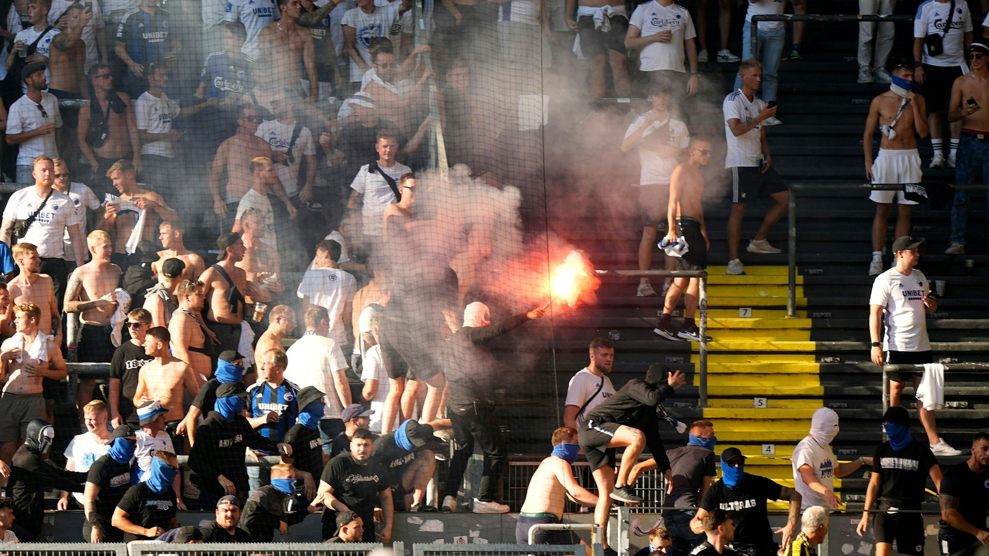 Fans des FC Kopenhagen liefern sich Scharmützel mit der Polizei und den Fans von Borussia Dortmund