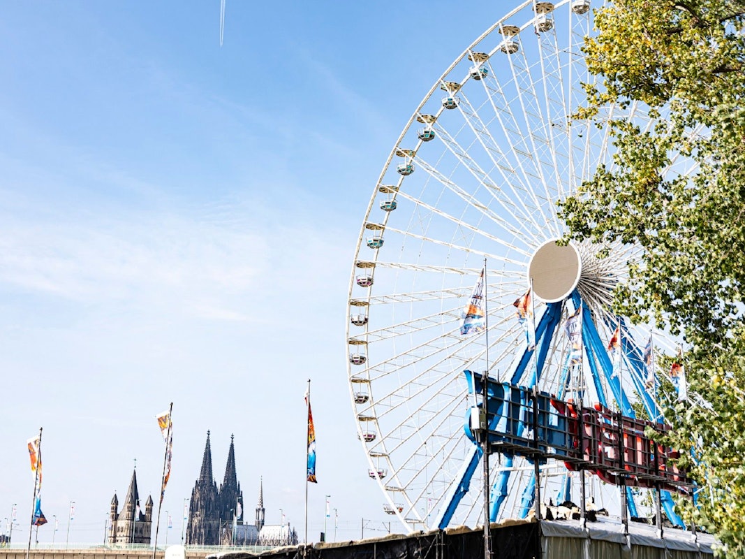 Das Riesenrad der Deutzer Herbstkirmes und der Kölner Dom im Hintergrund.