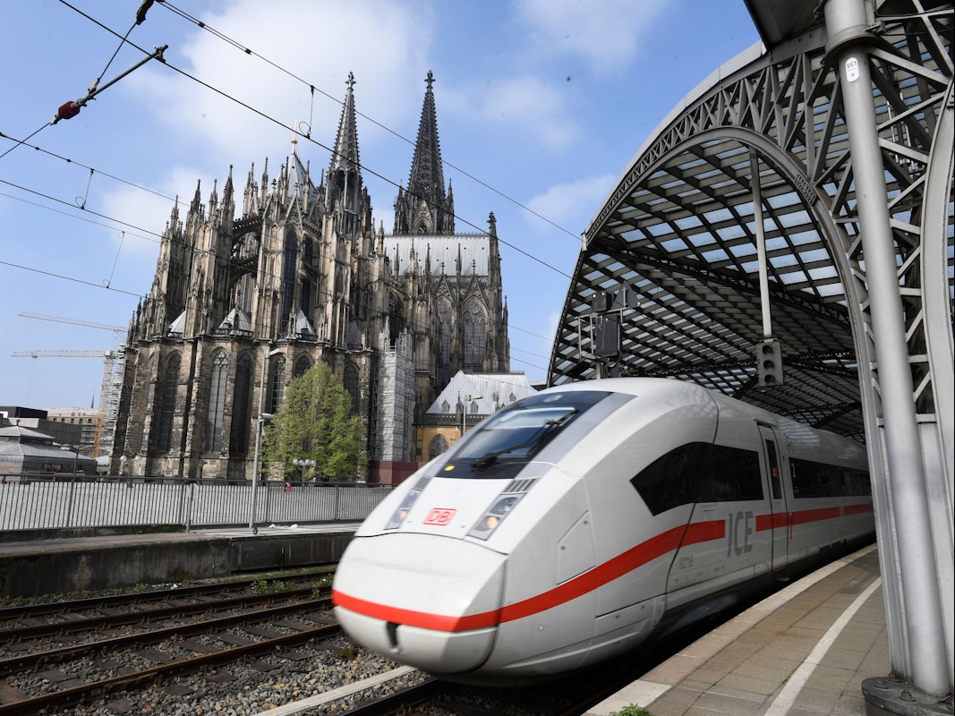 Ein ICE der Deutschen Bahn verlässt den Hauptbahnhof in Köln. Im Hintergrund ist der Dom zu sehen.
