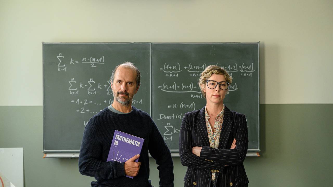 Der Lehrer mit Quereinstieg Richard Glossat muss sich auch neben seiner Noch-Ehefrau Anke als Kollege beweisen.
