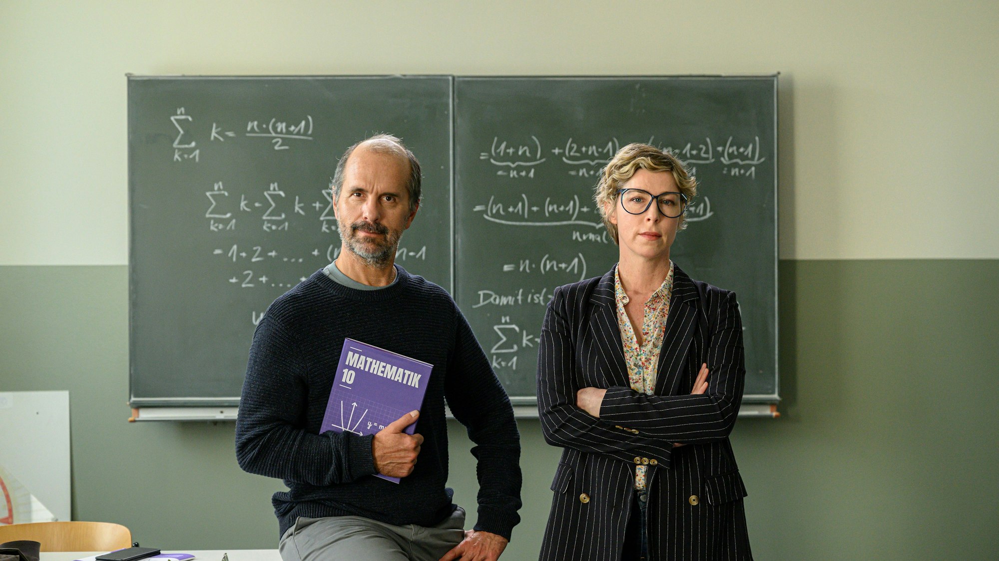 Der Lehrer mit Quereinstieg Richard Glossat muss sich auch neben seiner Noch-Ehefrau Anke als Kollege beweisen.