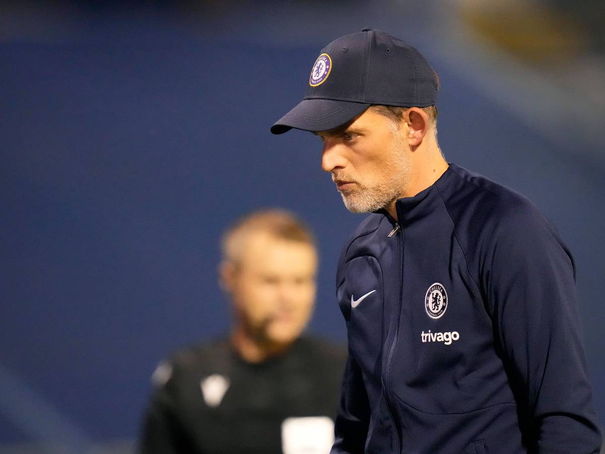 Thomas Tuchel mit Kappe und Trainingsjacke.
