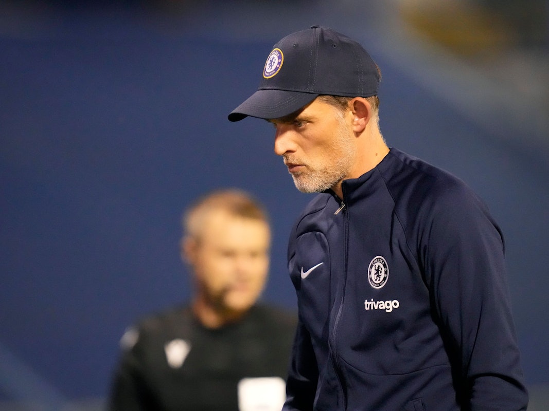 Thomas Tuchel mit Kappe und Trainingsjacke.