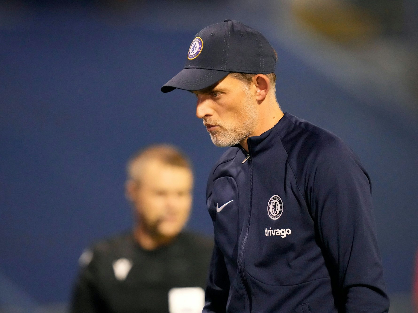 Thomas Tuchel mit Kappe und Trainingsjacke.