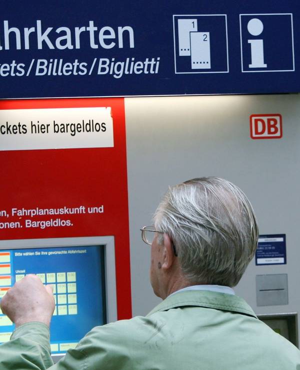 Ein Mann steht am 2. September 2008 in Köln vor einem Fahrkartenautomaten der Bahn.