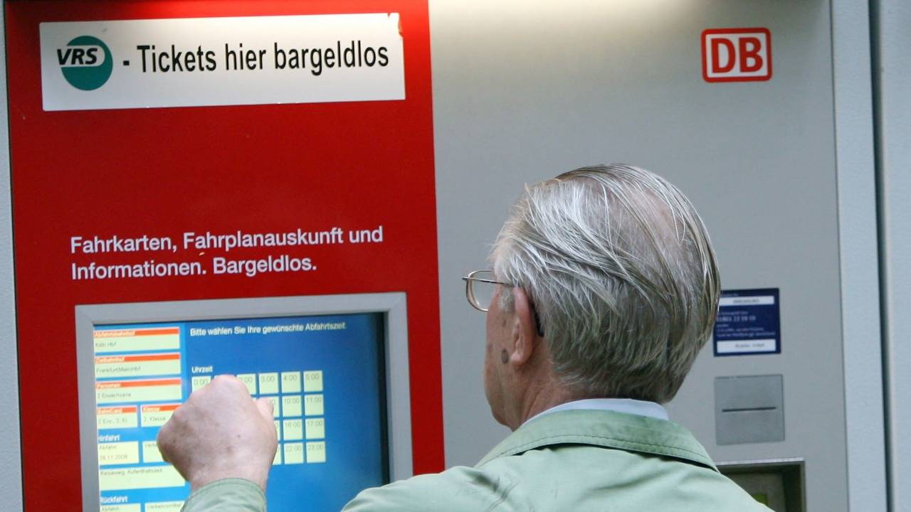 Ein Mann steht am 2. September 2008 in Köln vor einem Fahrkartenautomaten der Bahn.