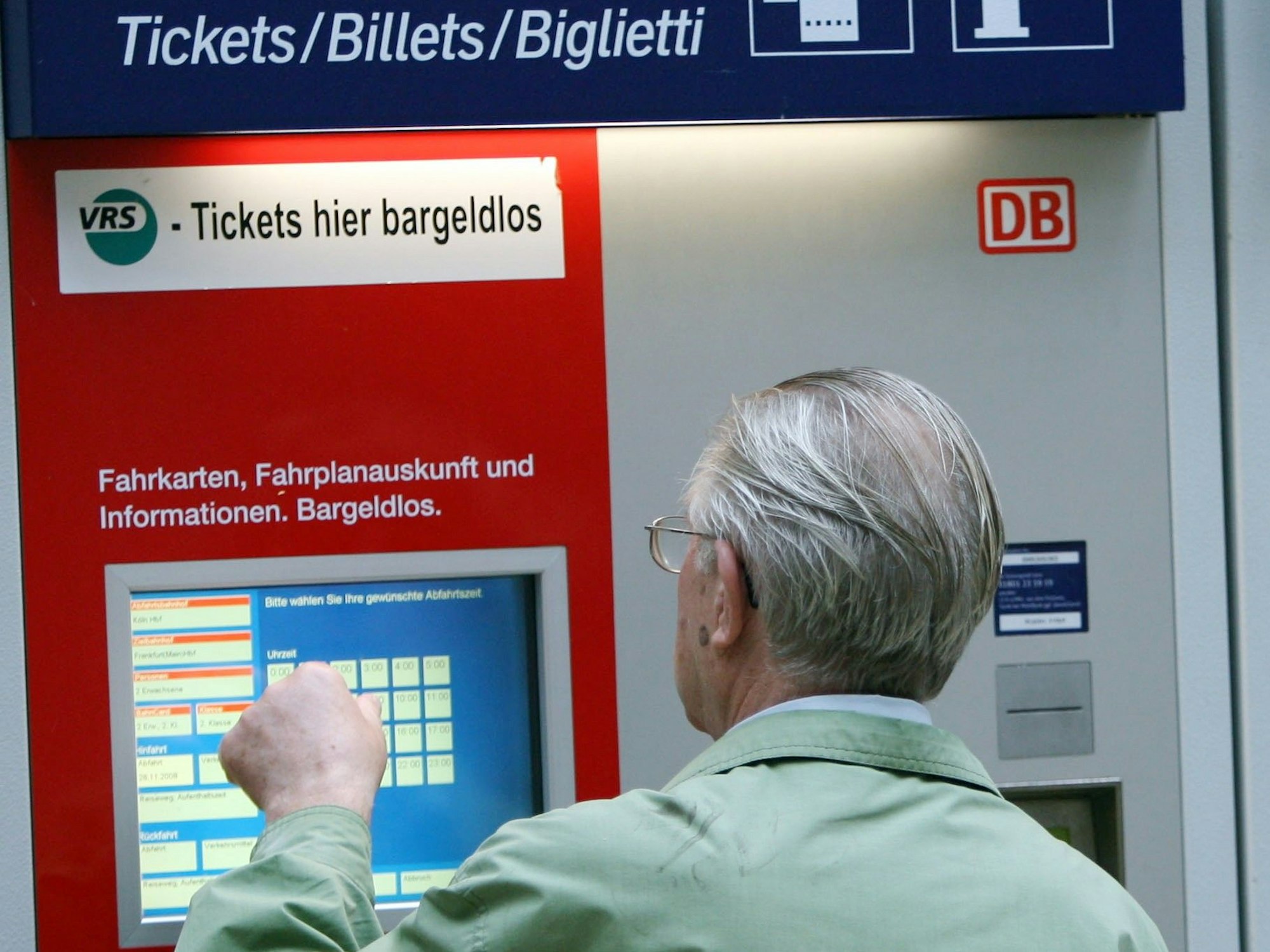 Ein Mann steht am 2. September 2008 in Köln vor einem Fahrkartenautomaten der Bahn.