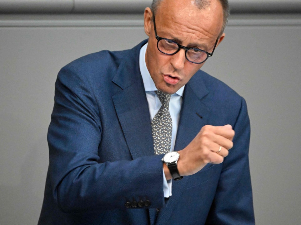 Oppositionsführer Friedrich Merz (CDU) wütet am Mittwoch (7. September) bei der Generaldebatte im Bundestag lautstark gegen Kanzler Scholz und die jüngsten Maßnahmen der Ampel-Regierung.