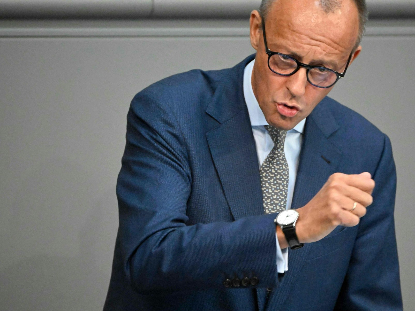 CDU-Oppositionsführer Friedrich Merz spricht im Bundestag.