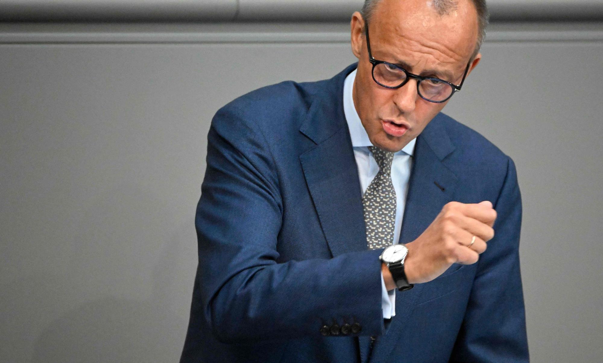 Friedrich Merz hält eine Rede im Bundestag
