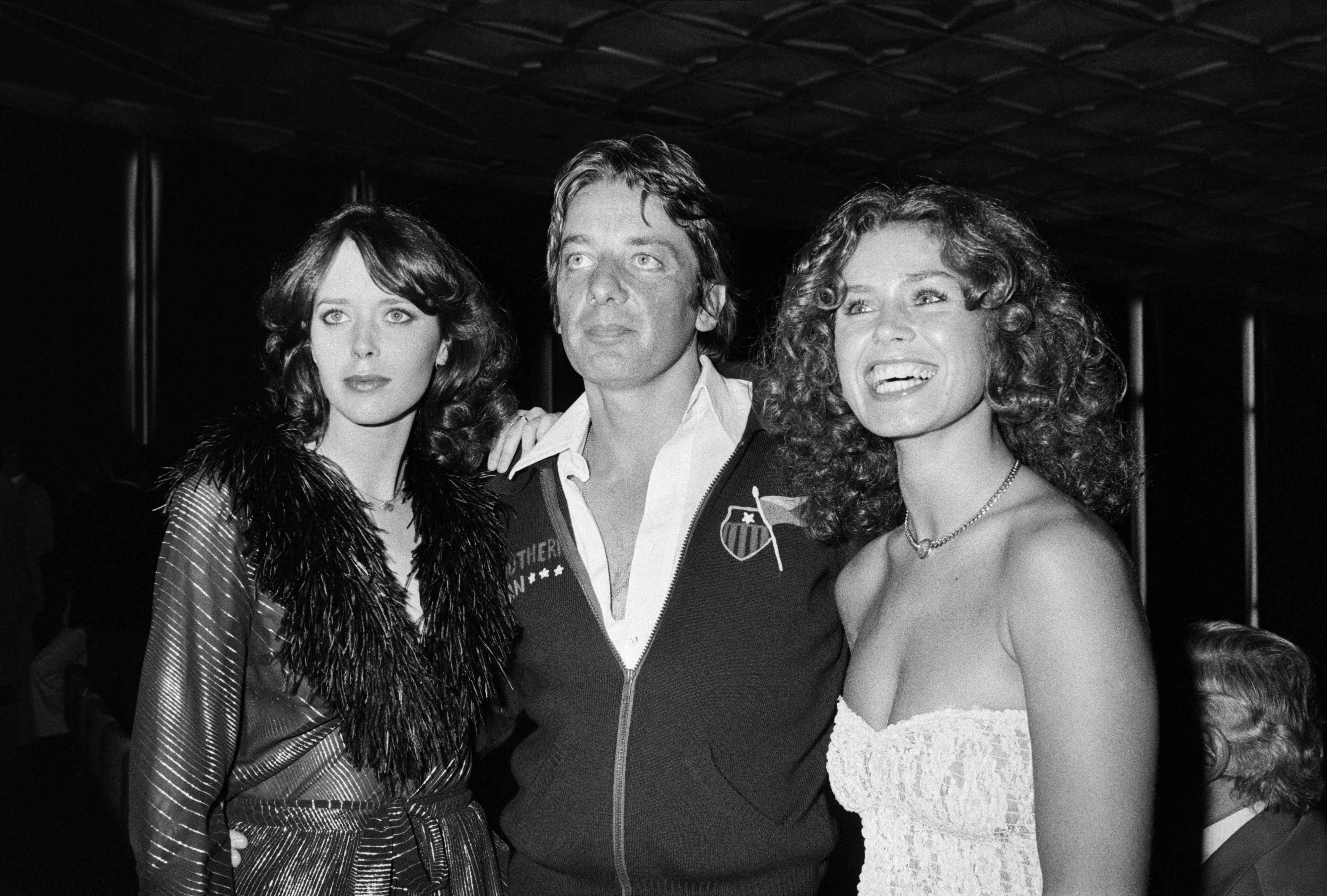 Just Jaeckin mit Corinne Cléry und Sylvia Kristel (l). Der Regisseur ist im Alter von 82 Jahren gestorben.