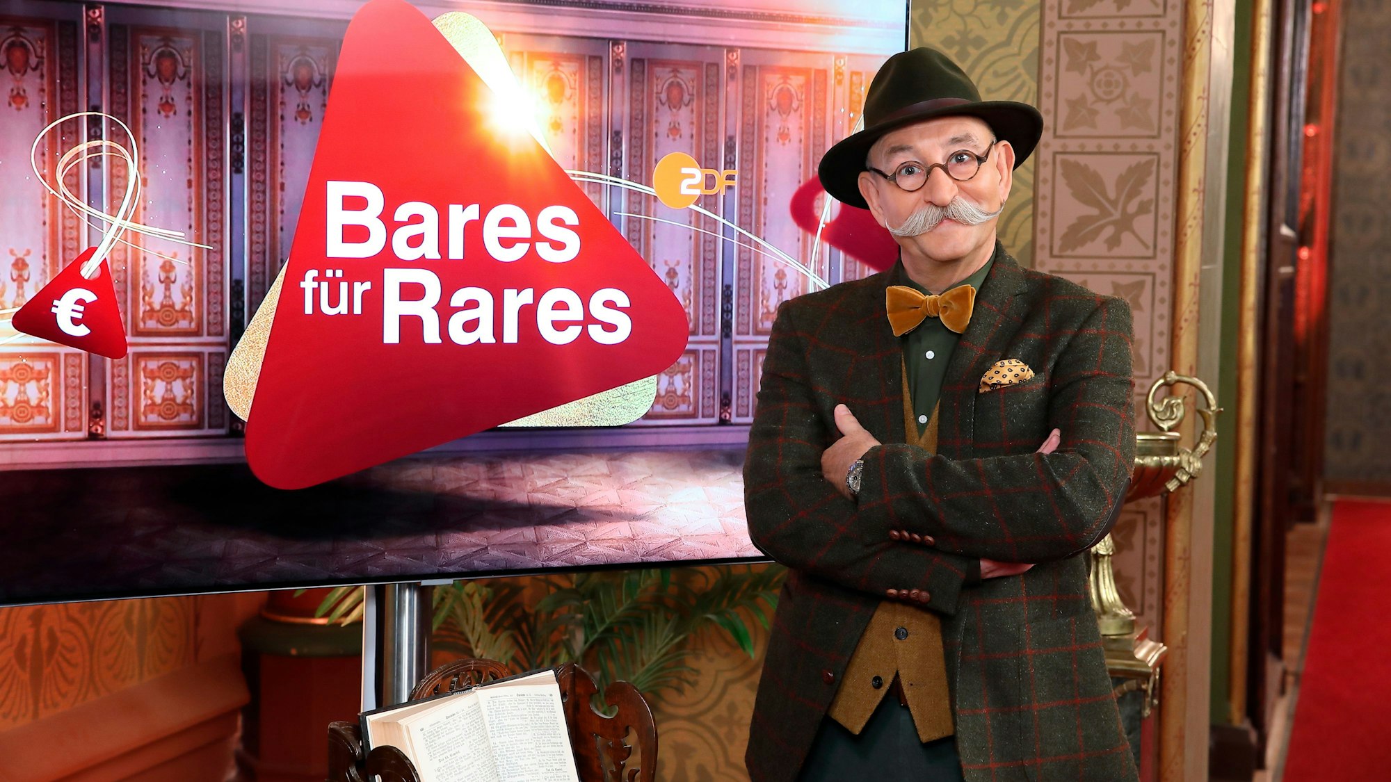 Moderator Horst Lichter steht neben dem Logo der Sendung «Bares für Rares» (Aufnahme im November 2019). Der Moderator deckte gemeinsam mit dem Experten einen Betrug auf.
