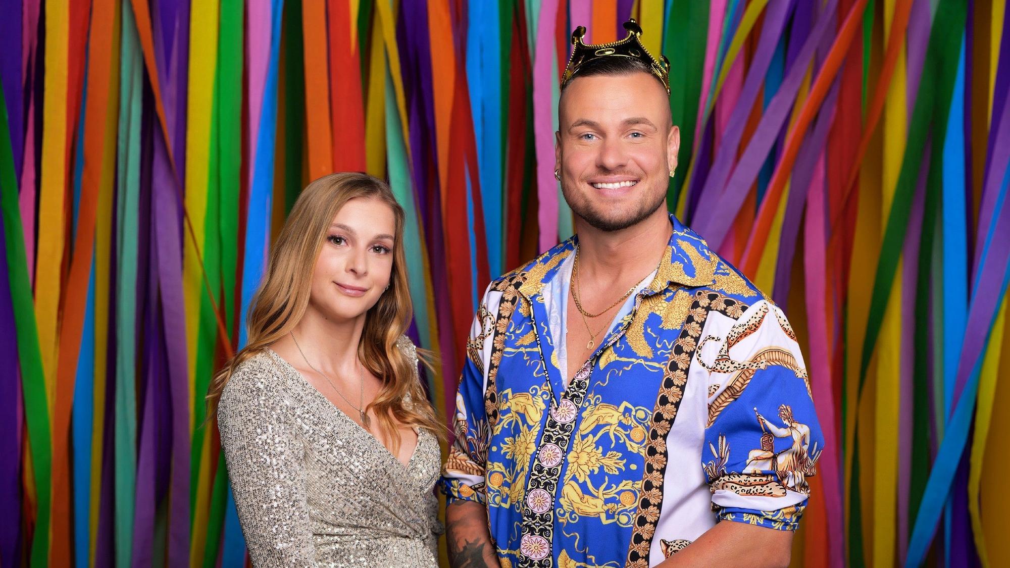 Eric Sindermann und Katharina Hambuechen posieren für ein Foto.
