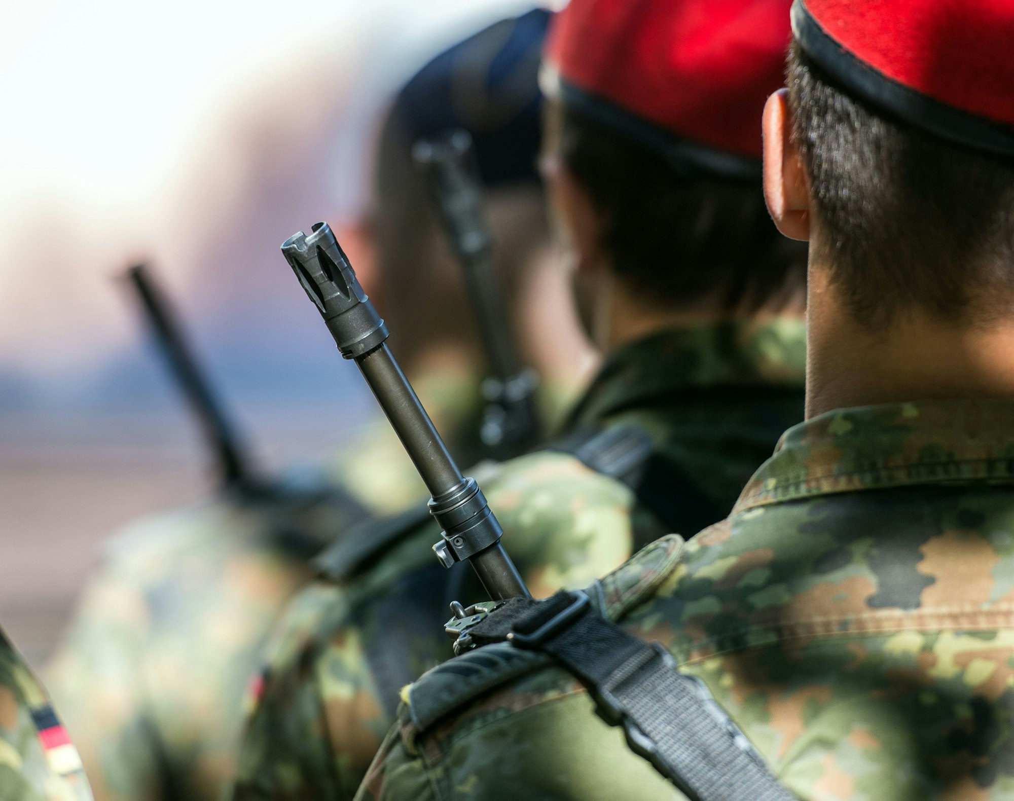 Das undatierte Bild zeigt die Bundeswehrsoldaten mit über die Schulter geschnalltem G36-Gewehr.
