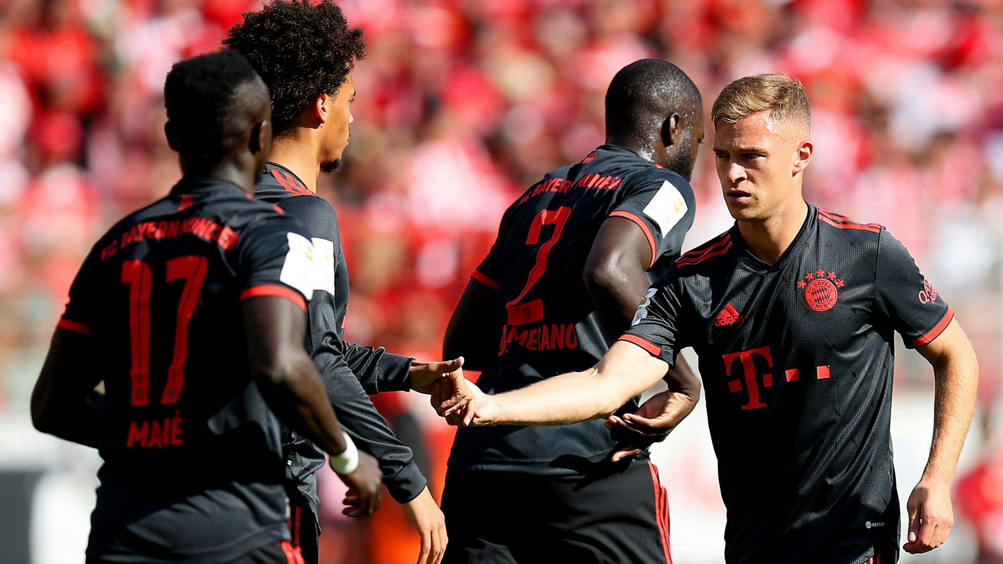 Die Spieler des FC Bayern klatschen sich beim Torjubel ab