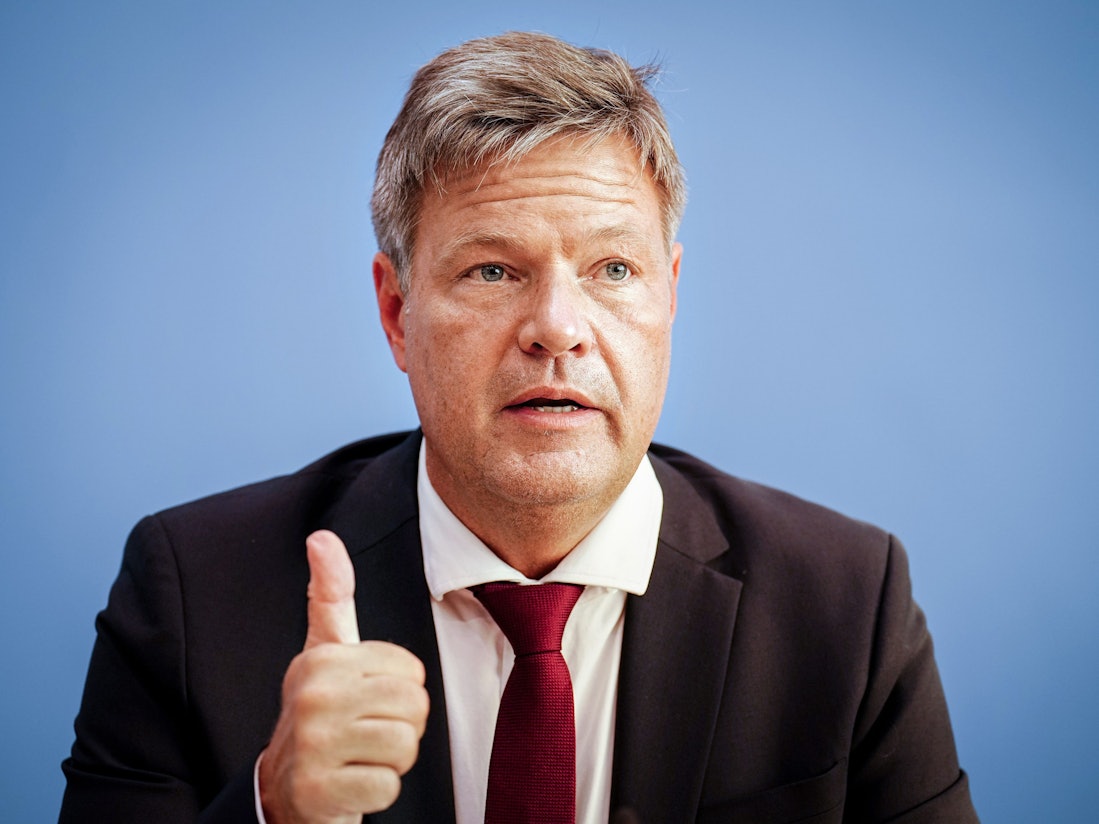 Zwei der drei verbliebenen deutschen Atomkraftwerke sollen noch bis nächstes Jahr weiterlaufen, als Notreserve. So lautet der Plan von Wirtschaftsminister Robert Habeck (Grüne), den er am Montag (5. September) vorgestellt hat.