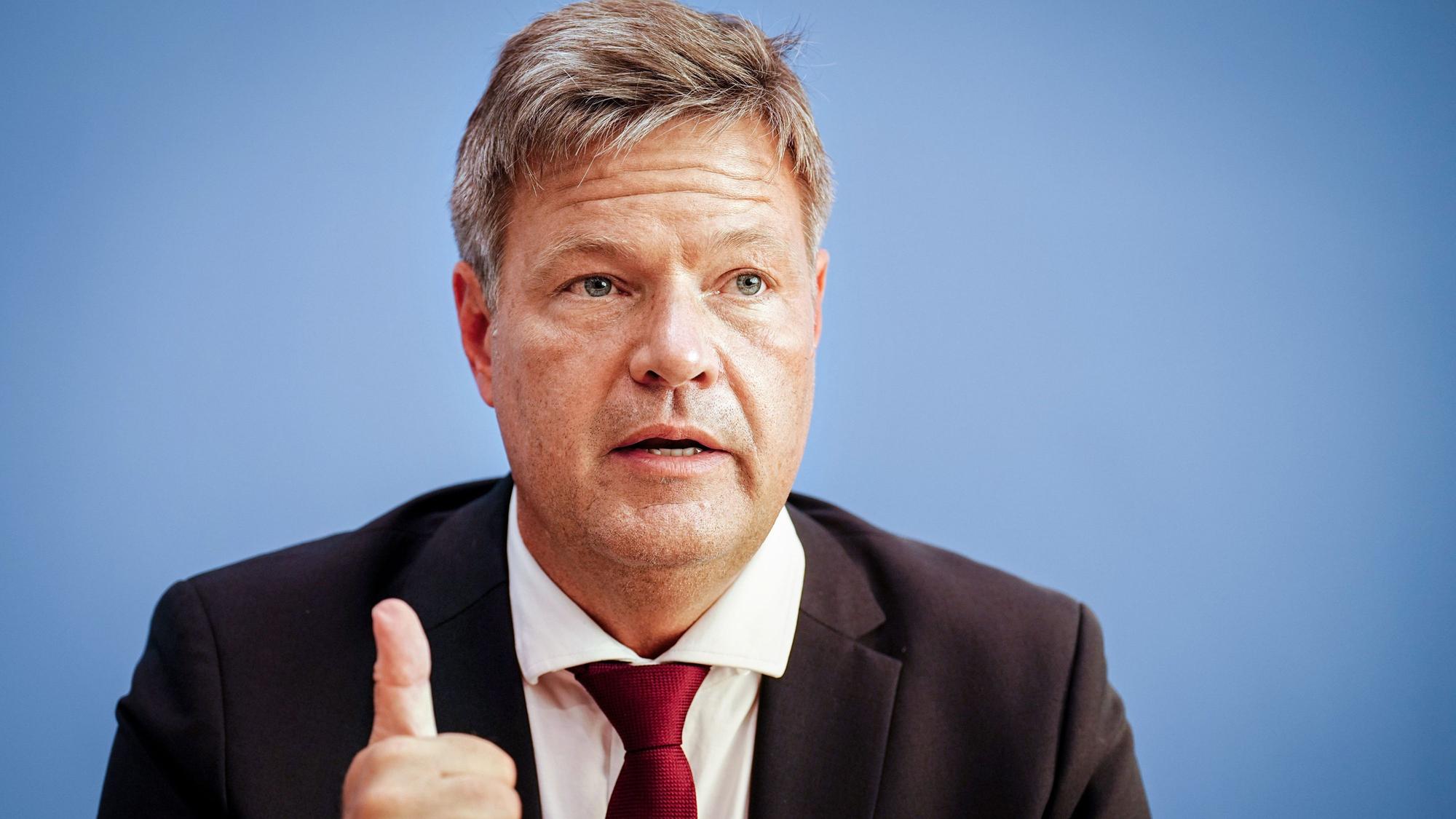 Zwei der drei verbliebenen deutschen Atomkraftwerke sollen noch bis nächstes Jahr weiterlaufen, als Notreserve. So lautet der Plan von Wirtschaftsminister Robert Habeck (Grüne), den er am Montag (5. September) vorgestellt hat.