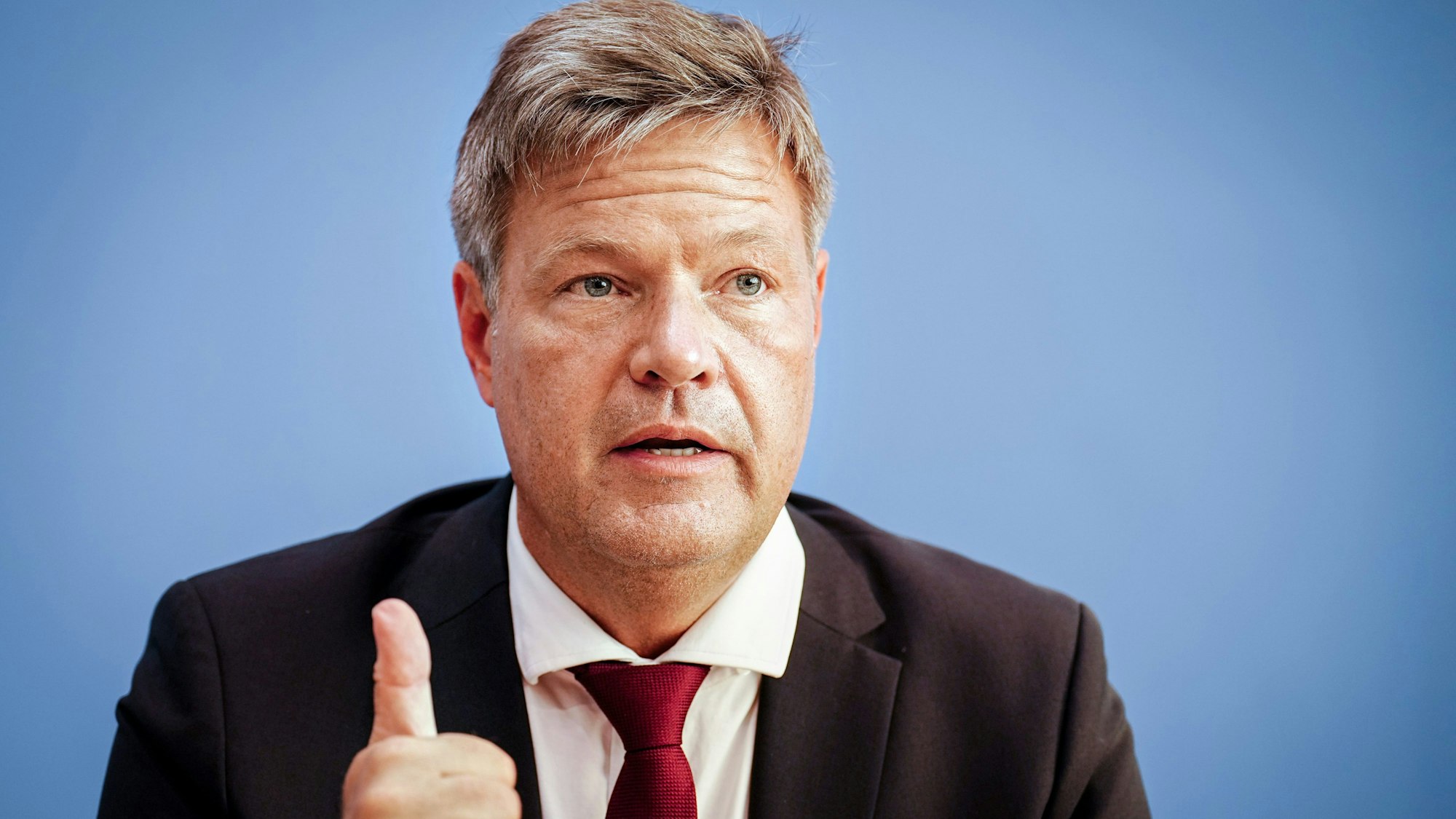 Zwei der drei verbliebenen deutschen Atomkraftwerke sollen noch bis nächstes Jahr weiterlaufen, als Notreserve. So lautet der Plan von Wirtschaftsminister Robert Habeck (Grüne), den er am Montag (5. September) vorgestellt hat.