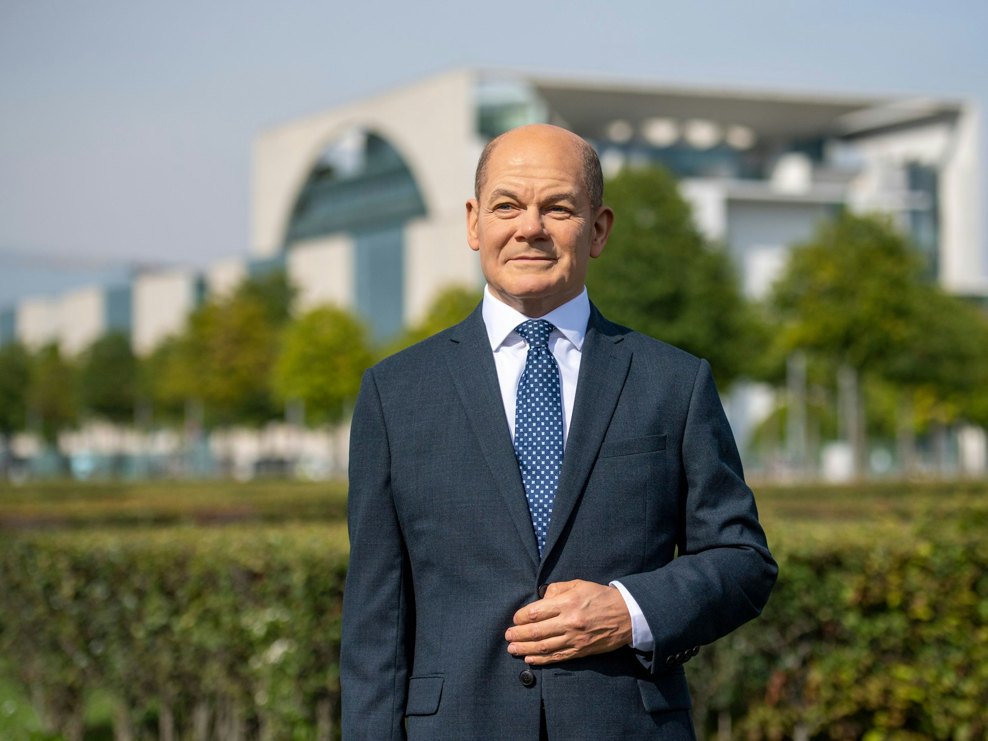 Auf dem Platz der Republik vor dem Kanzleramt steht die Wachsfigur von Bundeskanzler Olaf Scholz. Die Wachsfigur wurde am Mittwoch (07. September) enthüllt.