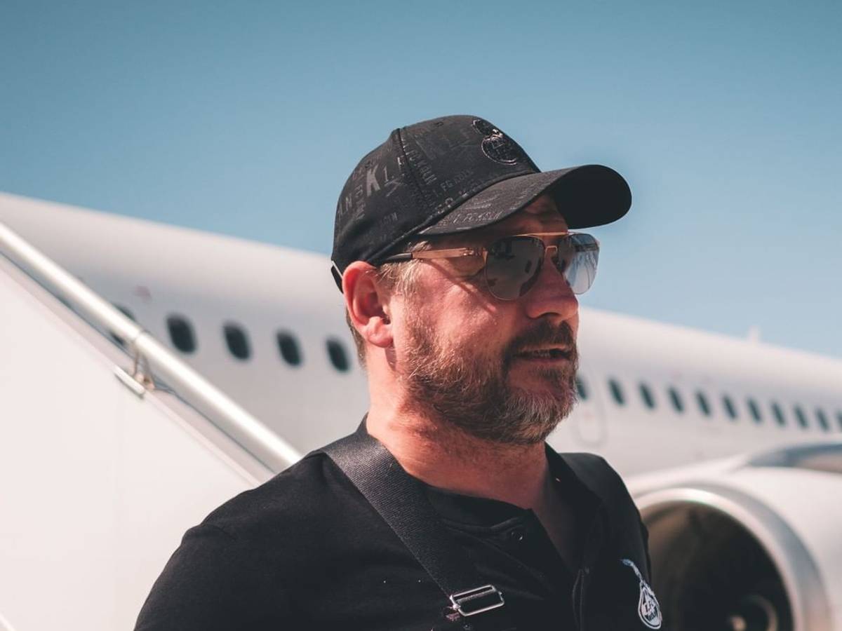 Steffen Baumgart kommt am Flughafen in Nizza an.