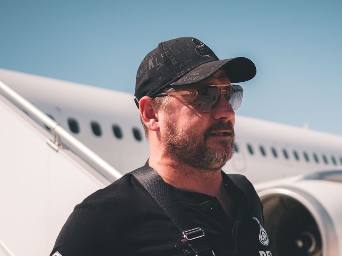 Steffen Baumgart kommt am Flughafen in Nizza an.