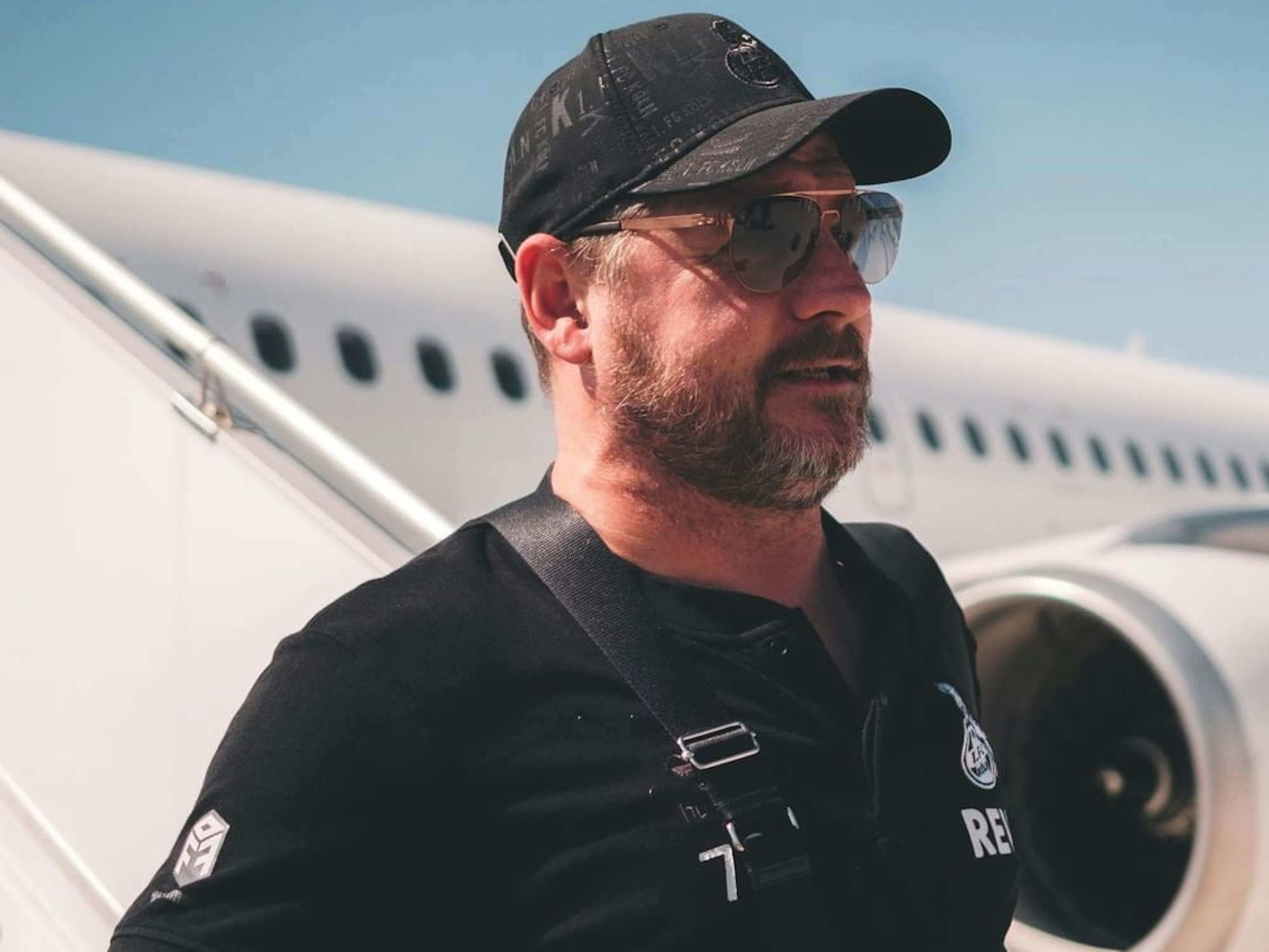 Steffen Baumgart kommt am Flughafen in Nizza an.