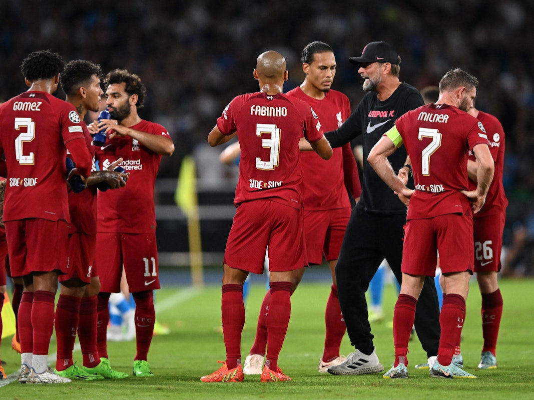 Jürgen Klopp gibt seinen Spielern vom FC Liverpool Anweisungen auf dem Rasen