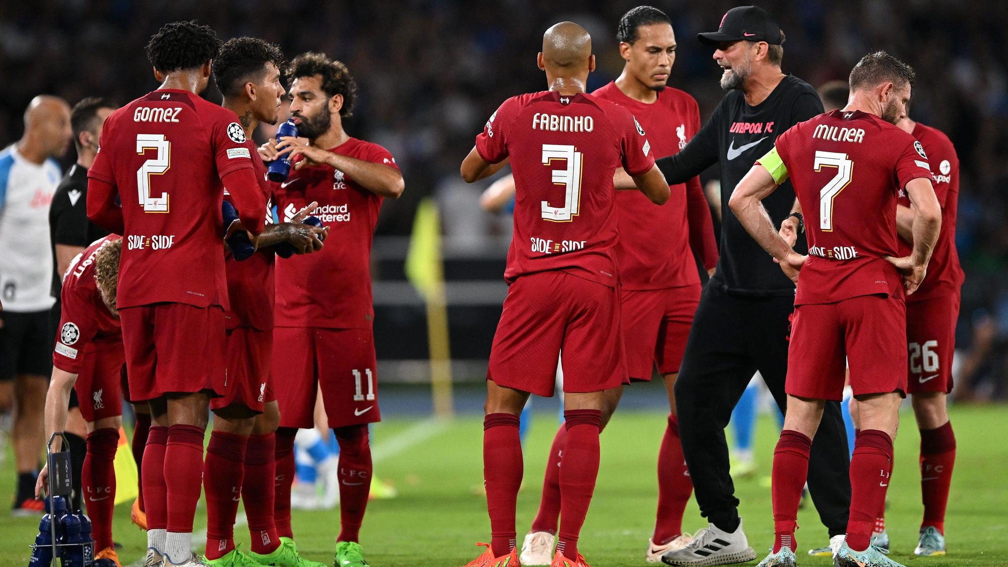 Jürgen Klopp gibt seinen Spielern vom FC Liverpool Anweisungen auf dem Rasen