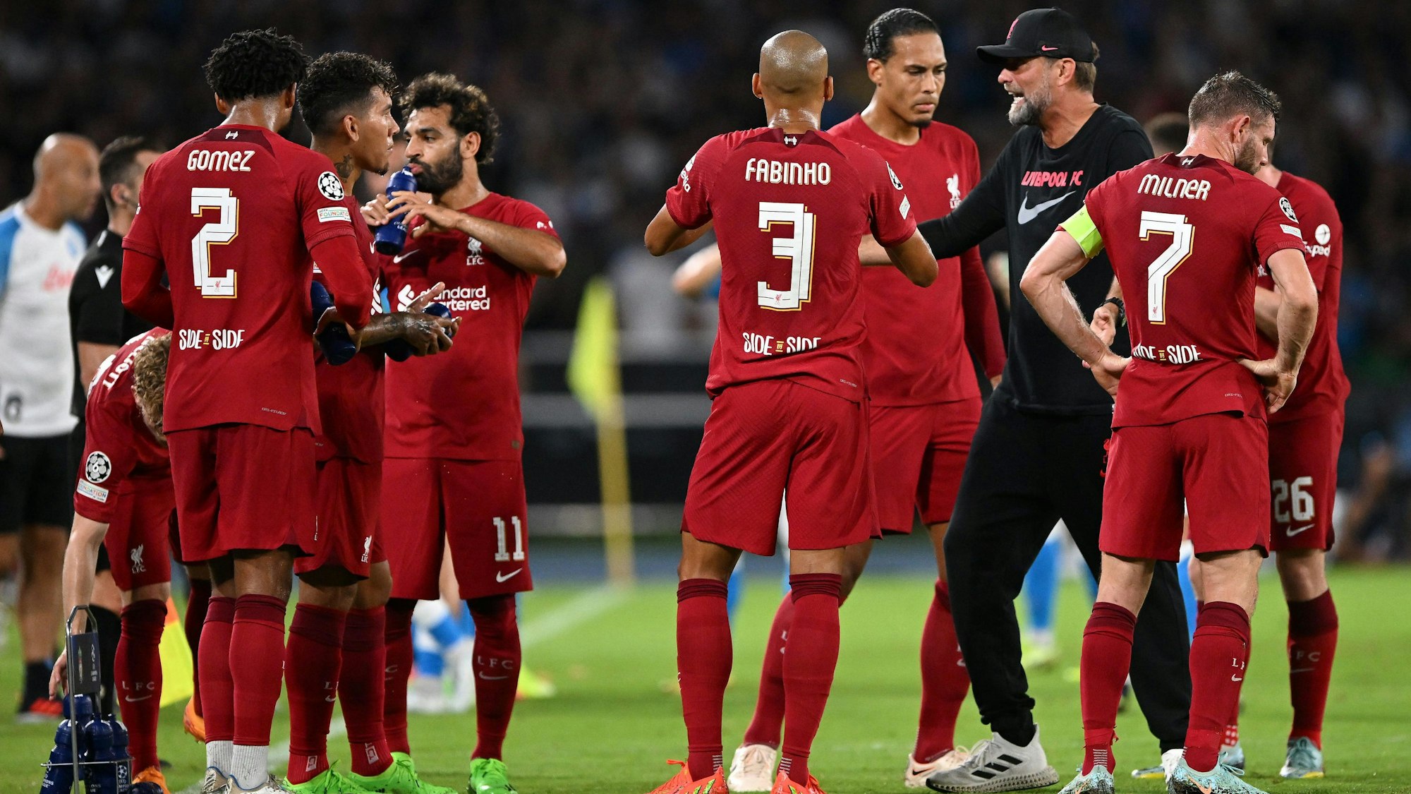 Jürgen Klopp gibt seinen Spielern vom FC Liverpool Anweisungen auf dem Rasen