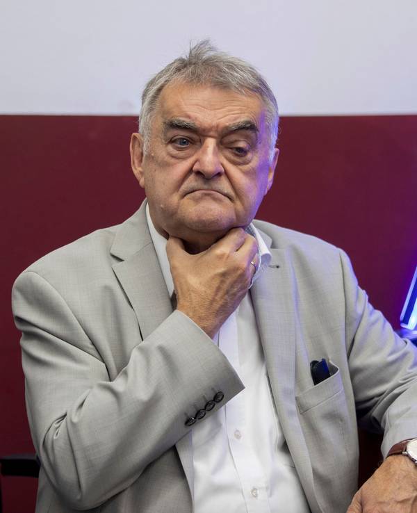 Der Innenminister von Nordrhein-Westfalen Herbert Reul (CDU) sitzt bei einer Razzia im Duisburger Norden am Freitagabend an einem Spieltisch, auf dem ein illegaler Geldspielautomat steht.
