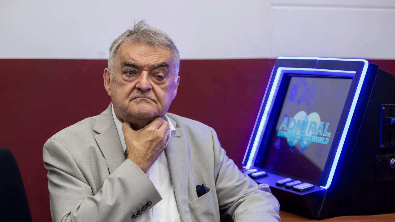 Der Innenminister von Nordrhein-Westfalen Herbert Reul (CDU) sitzt bei einer Razzia im Duisburger Norden am Freitagabend an einem Spieltisch, auf dem ein illegaler Geldspielautomat steht.