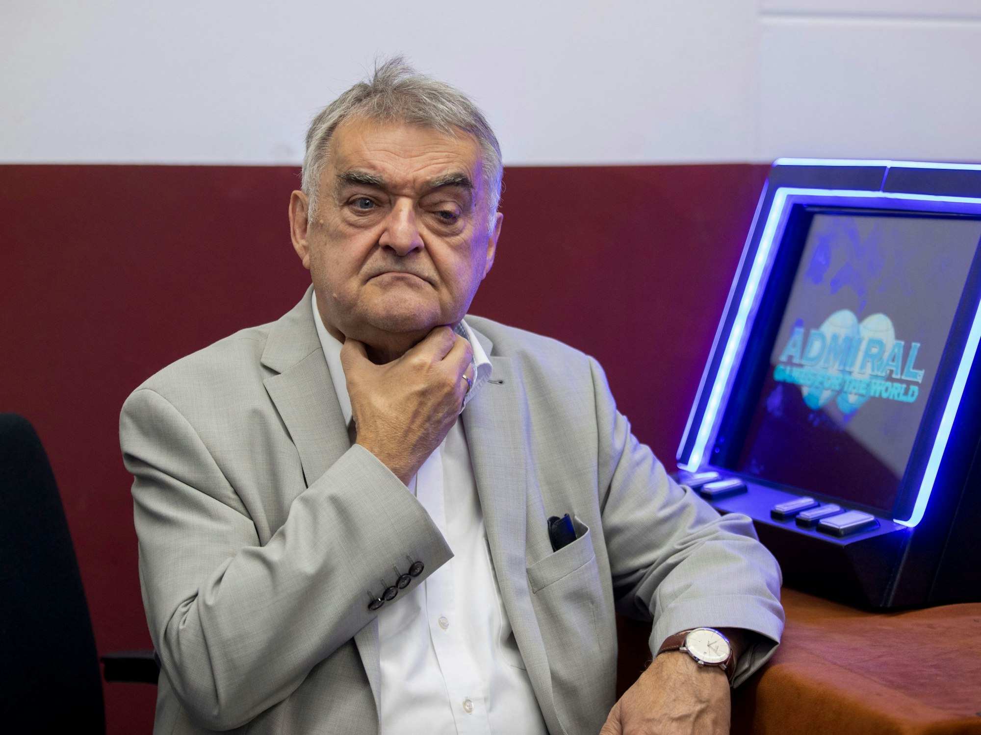 Der Innenminister von Nordrhein-Westfalen Herbert Reul (CDU) sitzt bei einer Razzia im Duisburger Norden am Freitagabend an einem Spieltisch, auf dem ein illegaler Geldspielautomat steht.