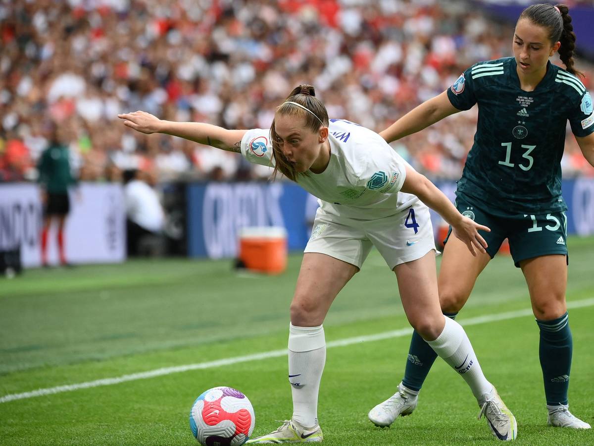 Keira Walsh beim EM-Finale zwischen Deutschland und England im Duell mit Sara Däbritz.