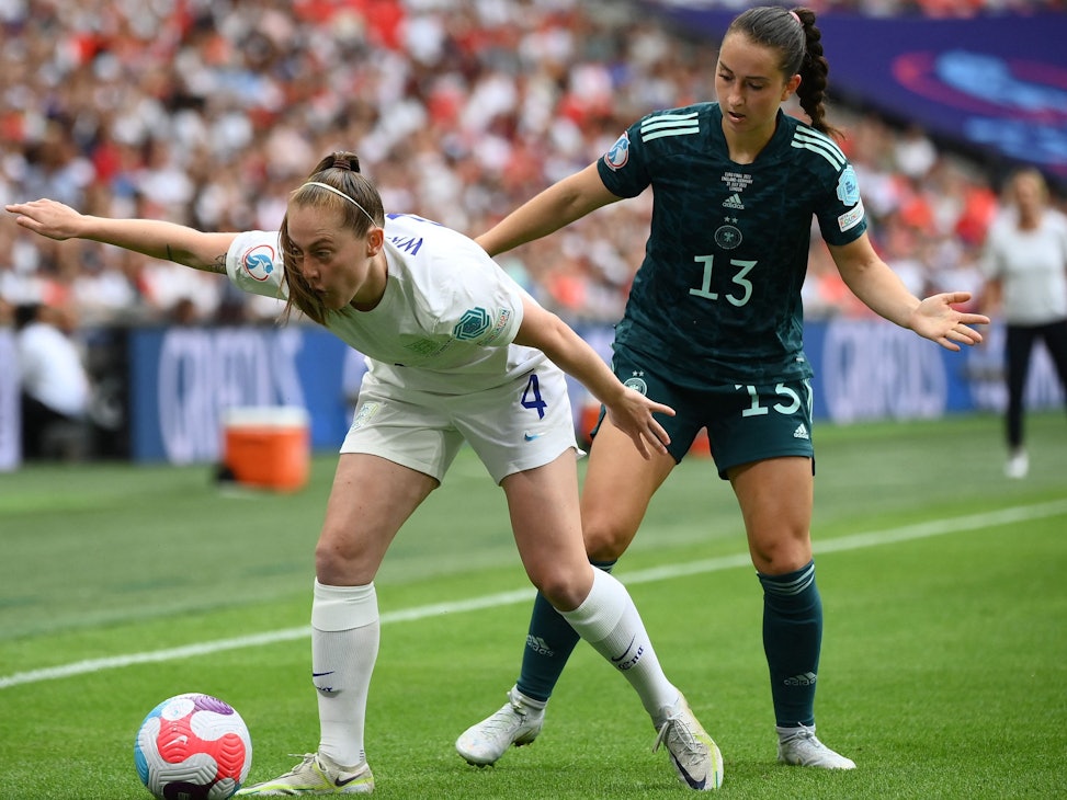 Keira Walsh beim EM-Finale zwischen Deutschland und England im Duell mit Sara Däbritz.