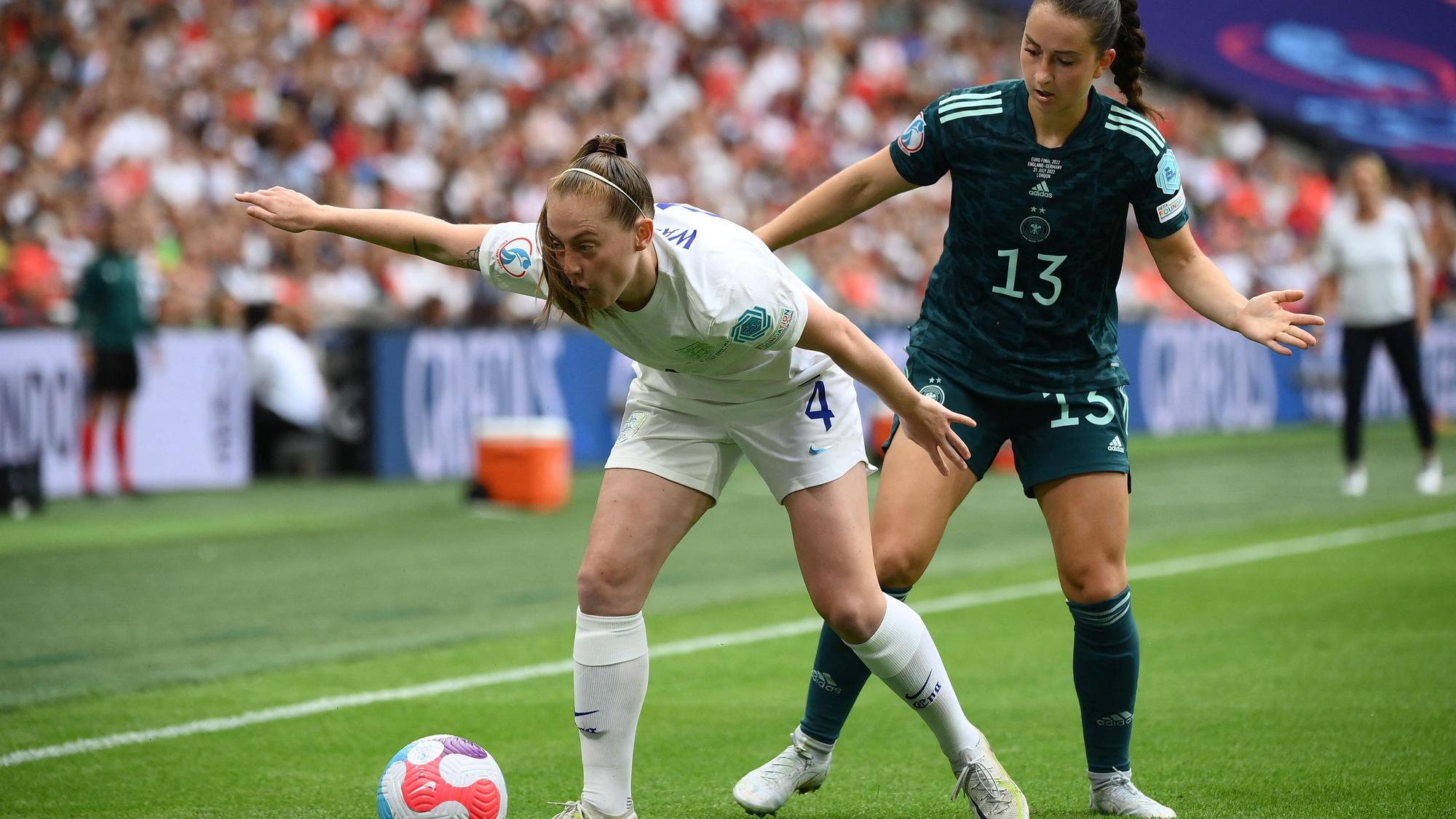 Keira Walsh beim EM-Finale zwischen Deutschland und England im Duell mit Sara Däbritz.