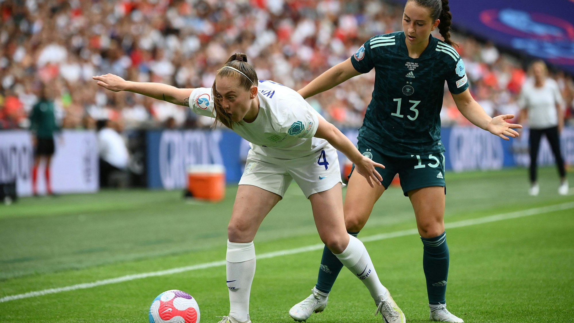 Keira Walsh beim EM-Finale zwischen Deutschland und England im Duell mit Sara Däbritz.