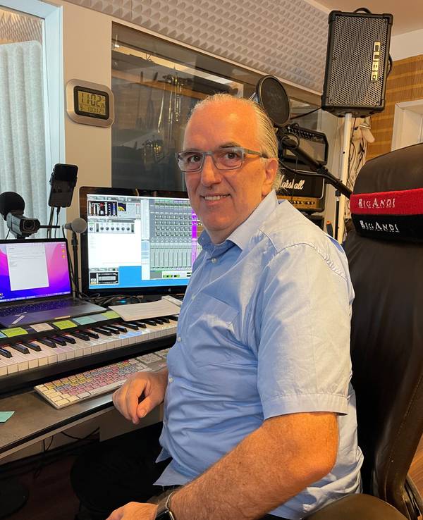 Andreas Melzer sitzt in seinem Studio in Köln