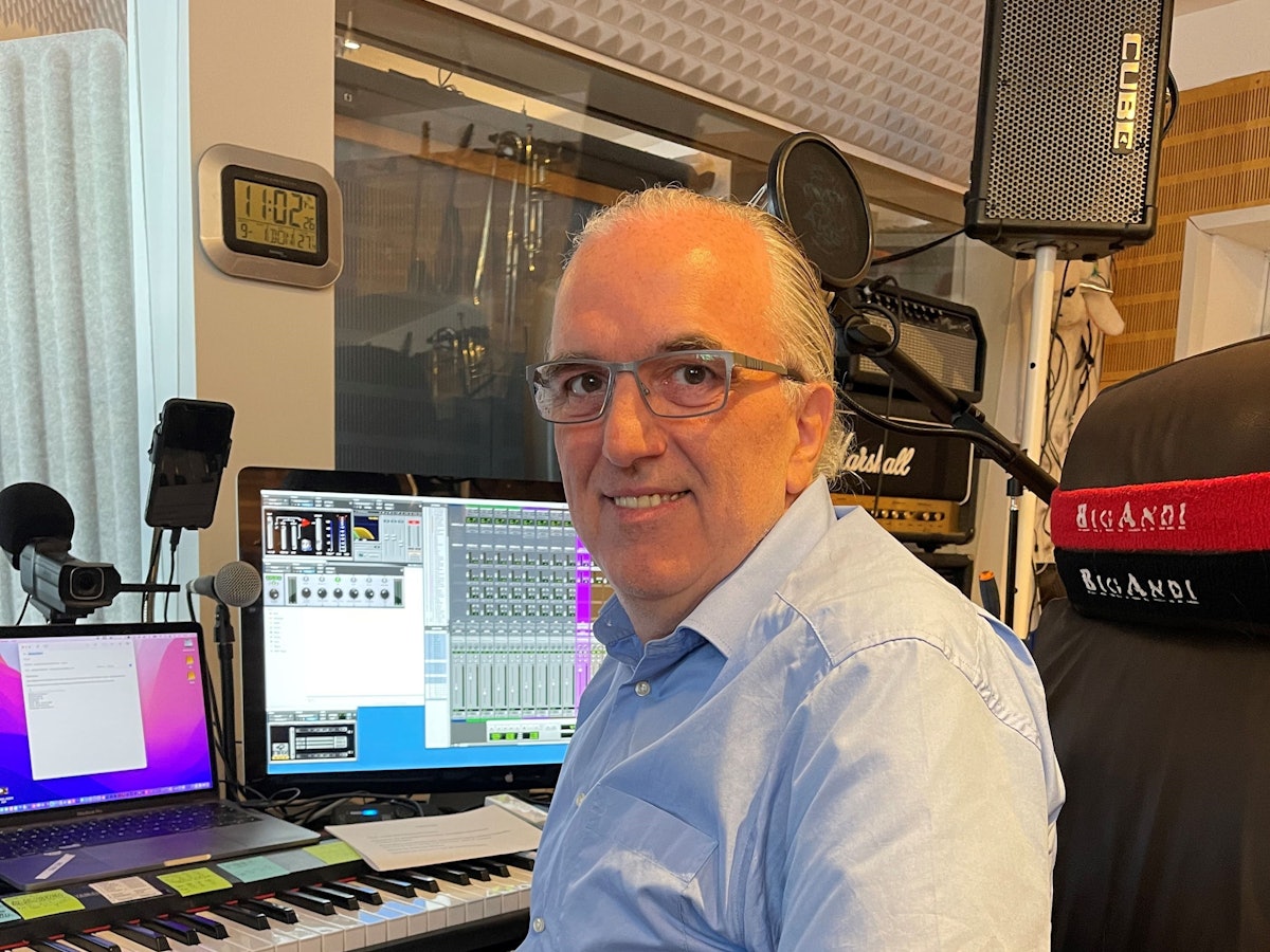 Andreas Melzer sitzt in seinem Studio in Köln