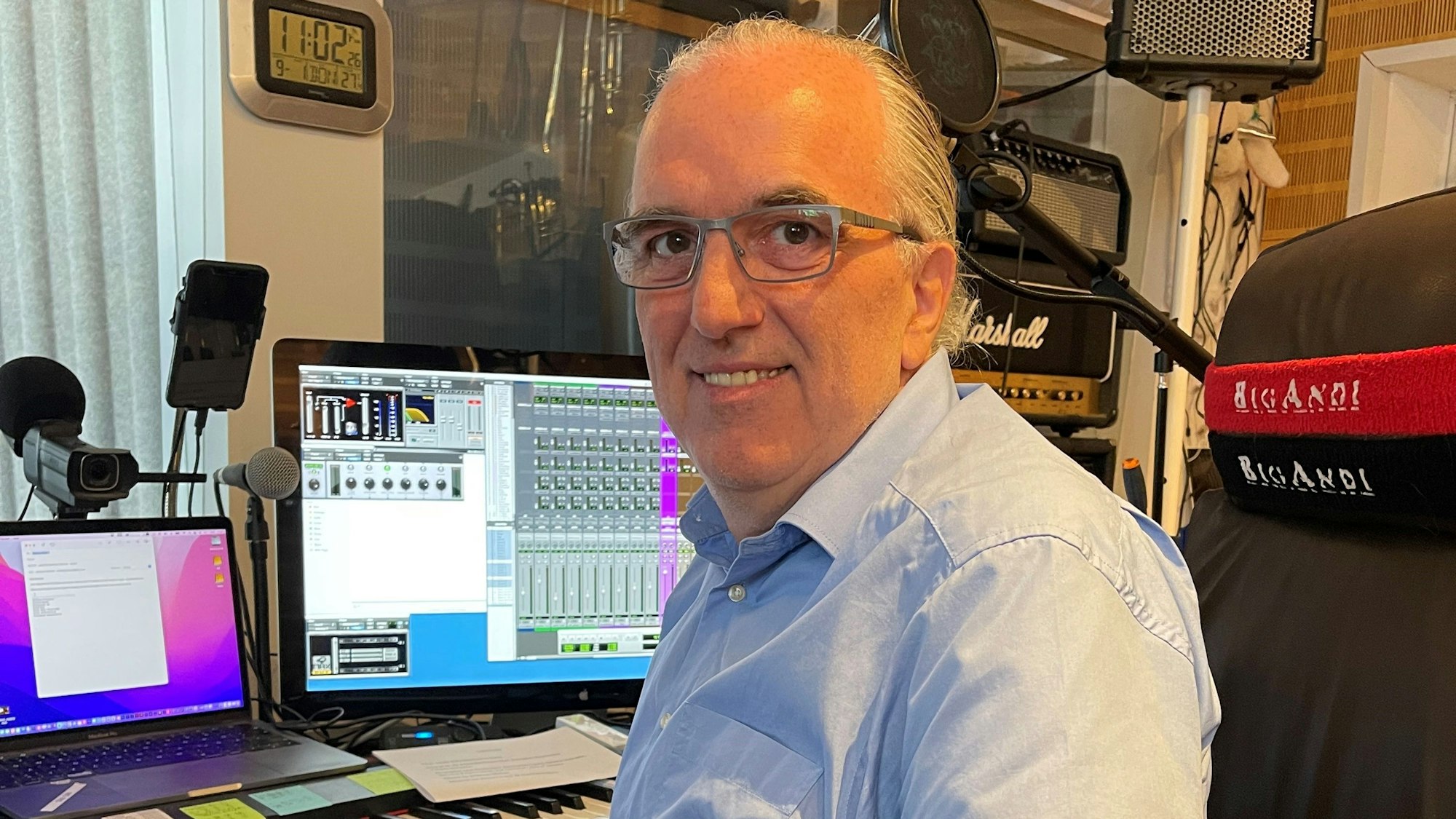 Andreas Melzer sitzt in seinem Studio in Köln