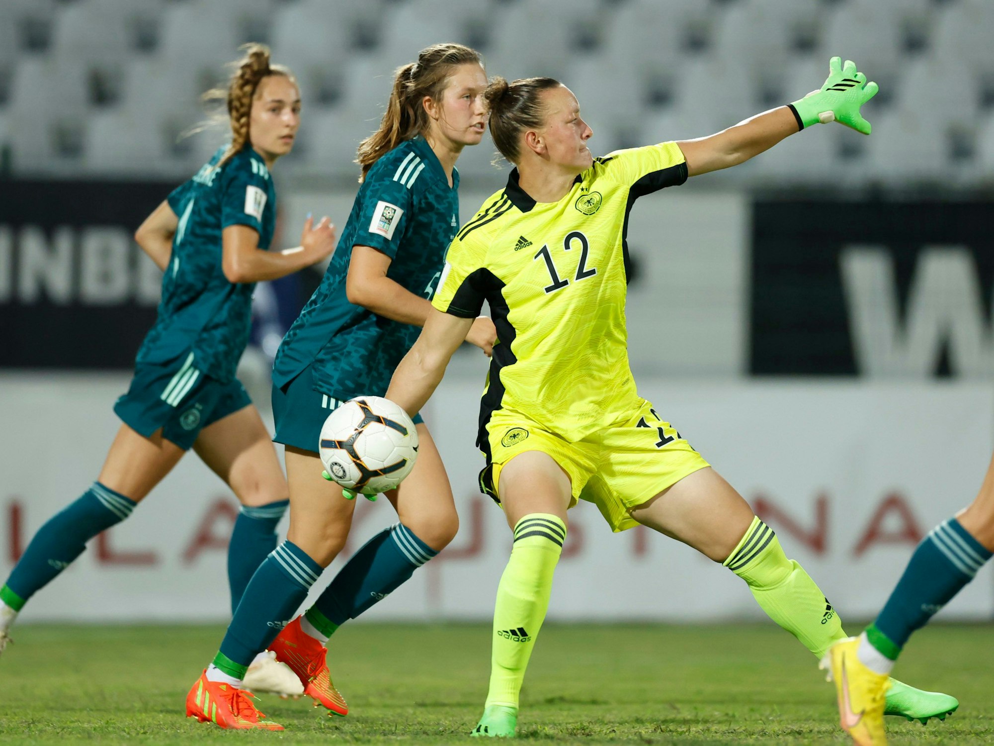 Almuth Schult bei einem Abwurf im DFB-Trikot.