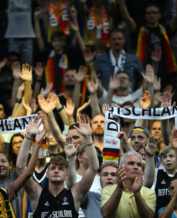 Stimming in der Lanxess-Arena: Deutschlands Fans bejubeln die Basketball-Mannschaft des DBB.