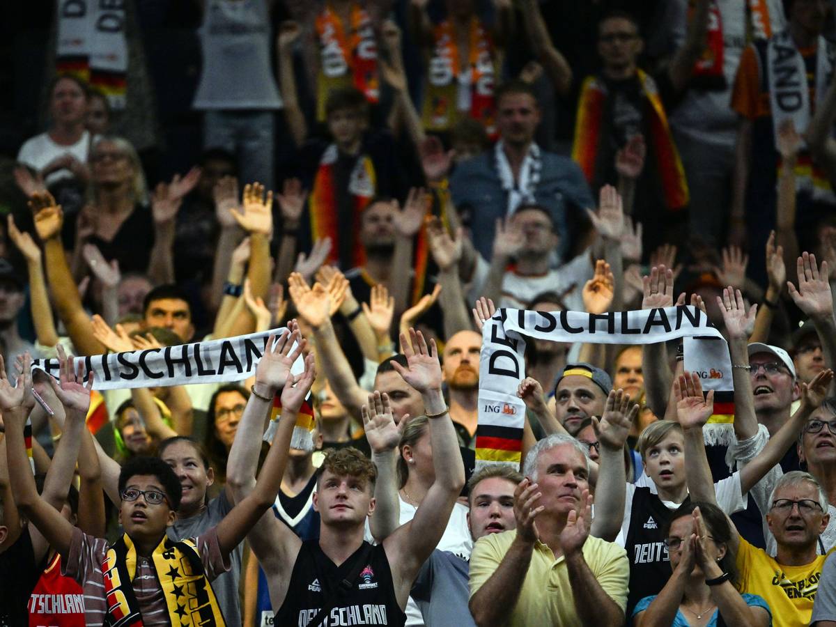 Stimming in der Lanxess-Arena: Deutschlands Fans bejubeln die Basketball-Mannschaft des DBB.