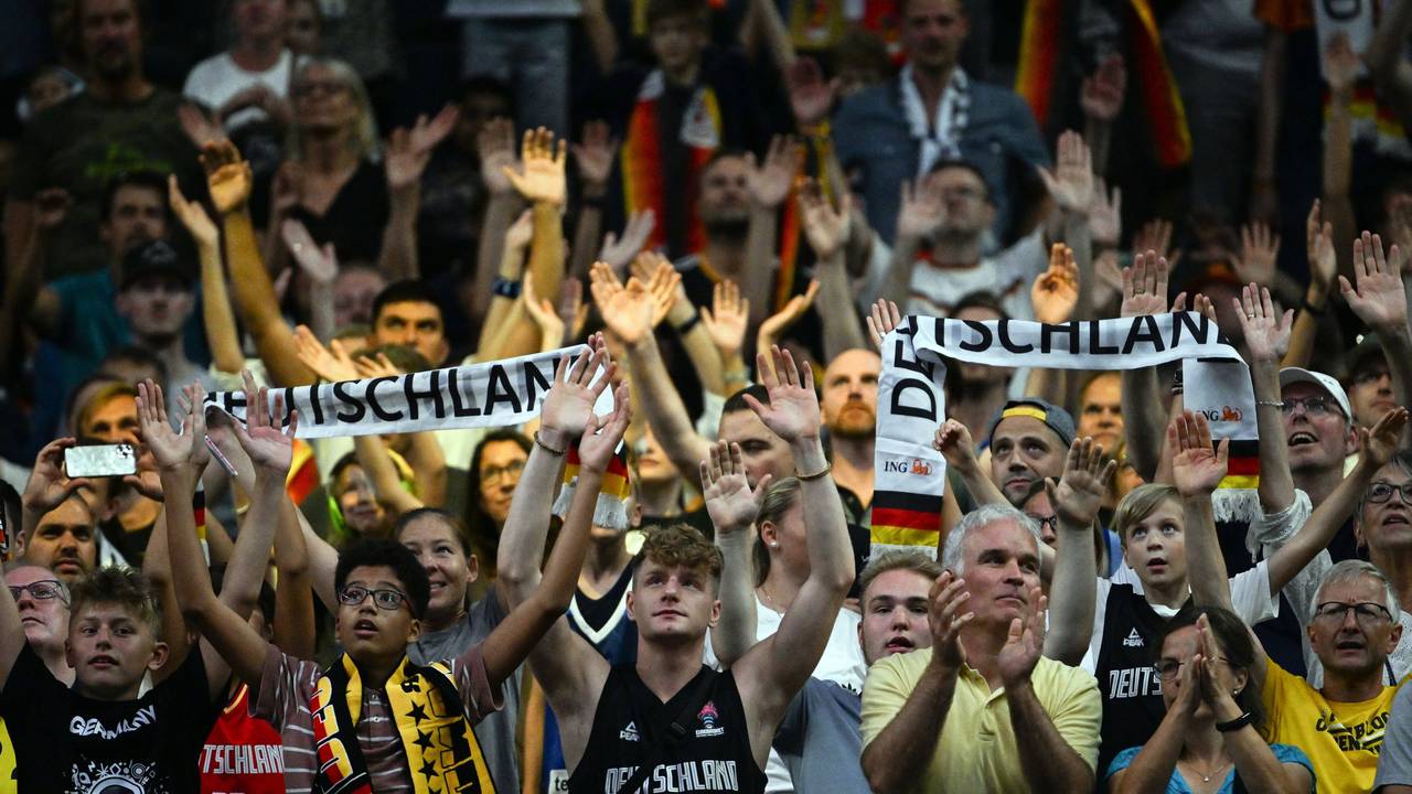 Stimming in der Lanxess-Arena: Deutschlands Fans bejubeln die Basketball-Mannschaft des DBB.