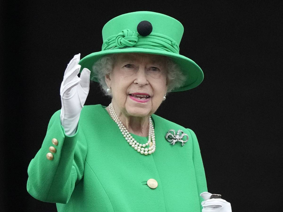 Die britische Königin Elizabeth II. steht am vierten Tag der Feierlichkeiten zum Platinjubiläum der Queen auf dem Balkon des Buckingham Palace während des Festumzuges.