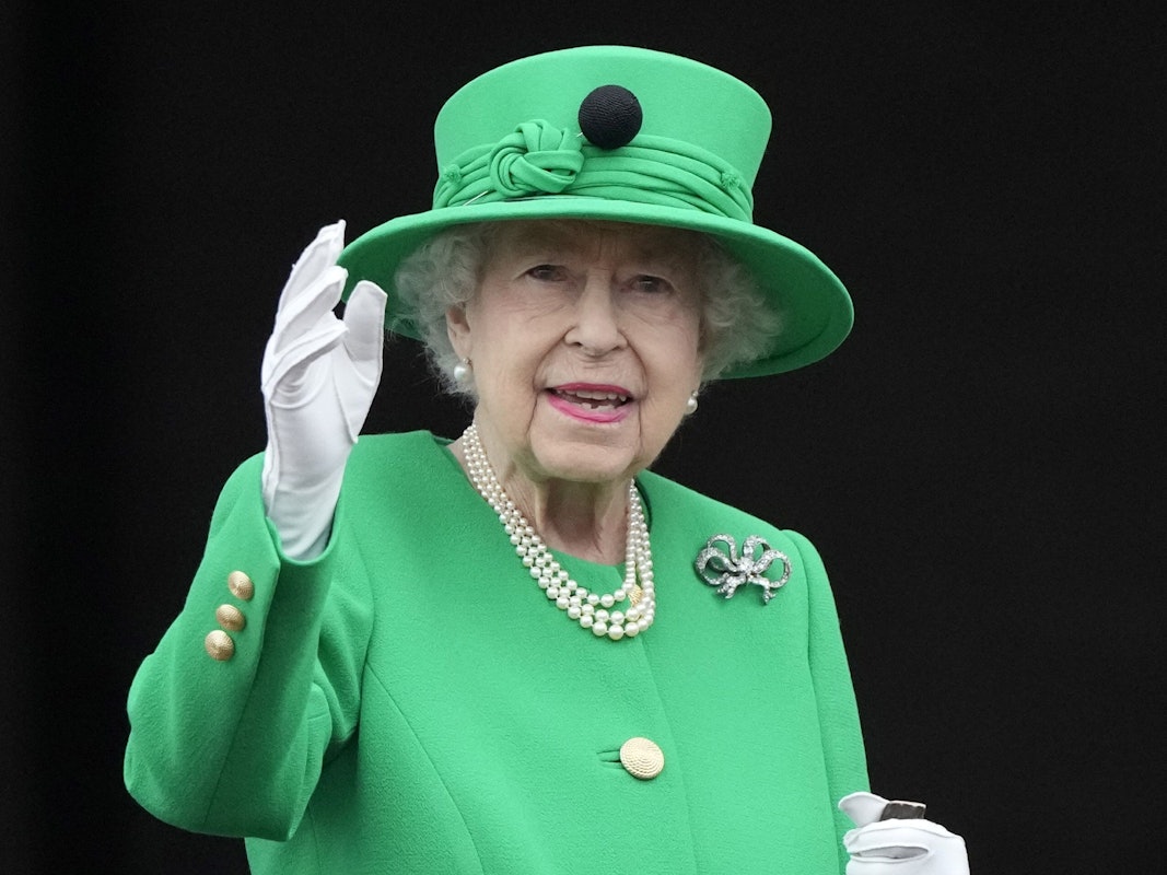 Die britische Königin Elizabeth II. steht am vierten Tag der Feierlichkeiten zum Platinjubiläum der Queen auf dem Balkon des Buckingham Palace während des Festumzuges.