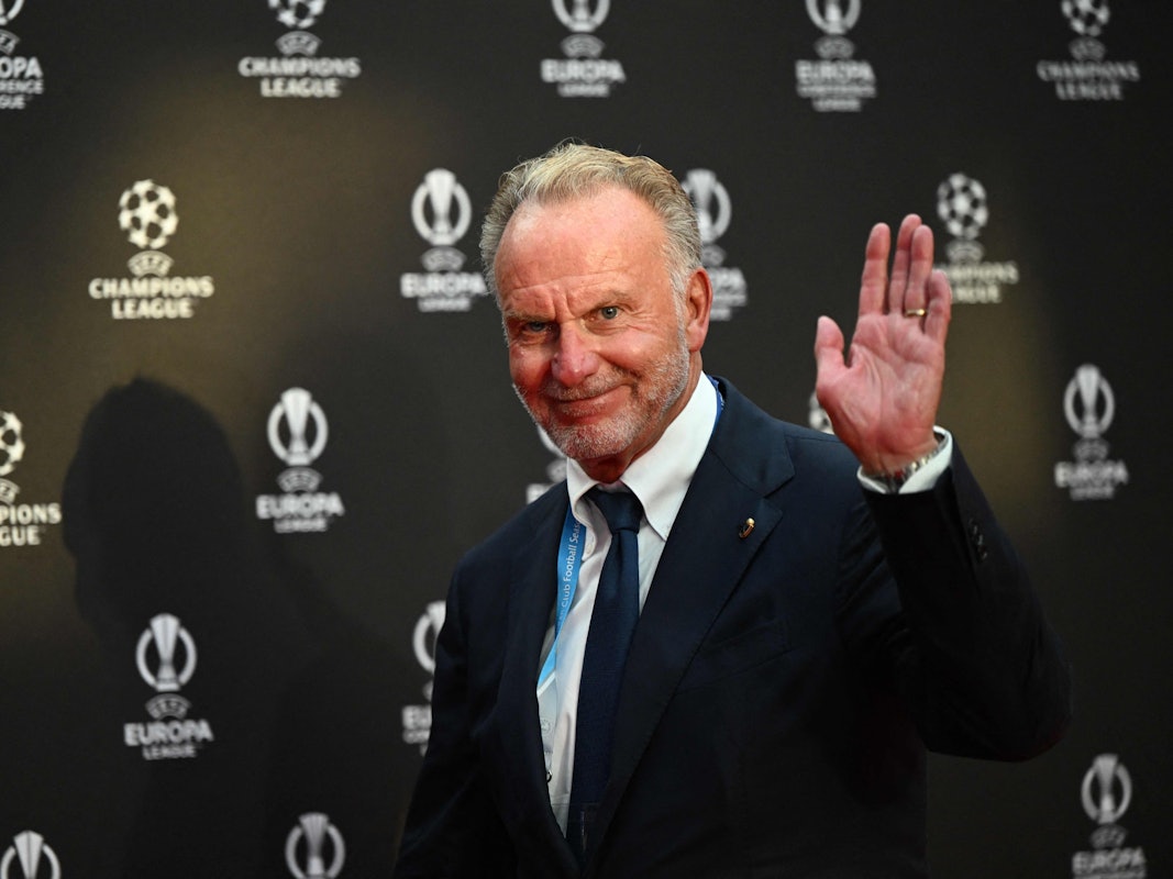 Karl-Heinz Rummenigge winkt in die Kameras.