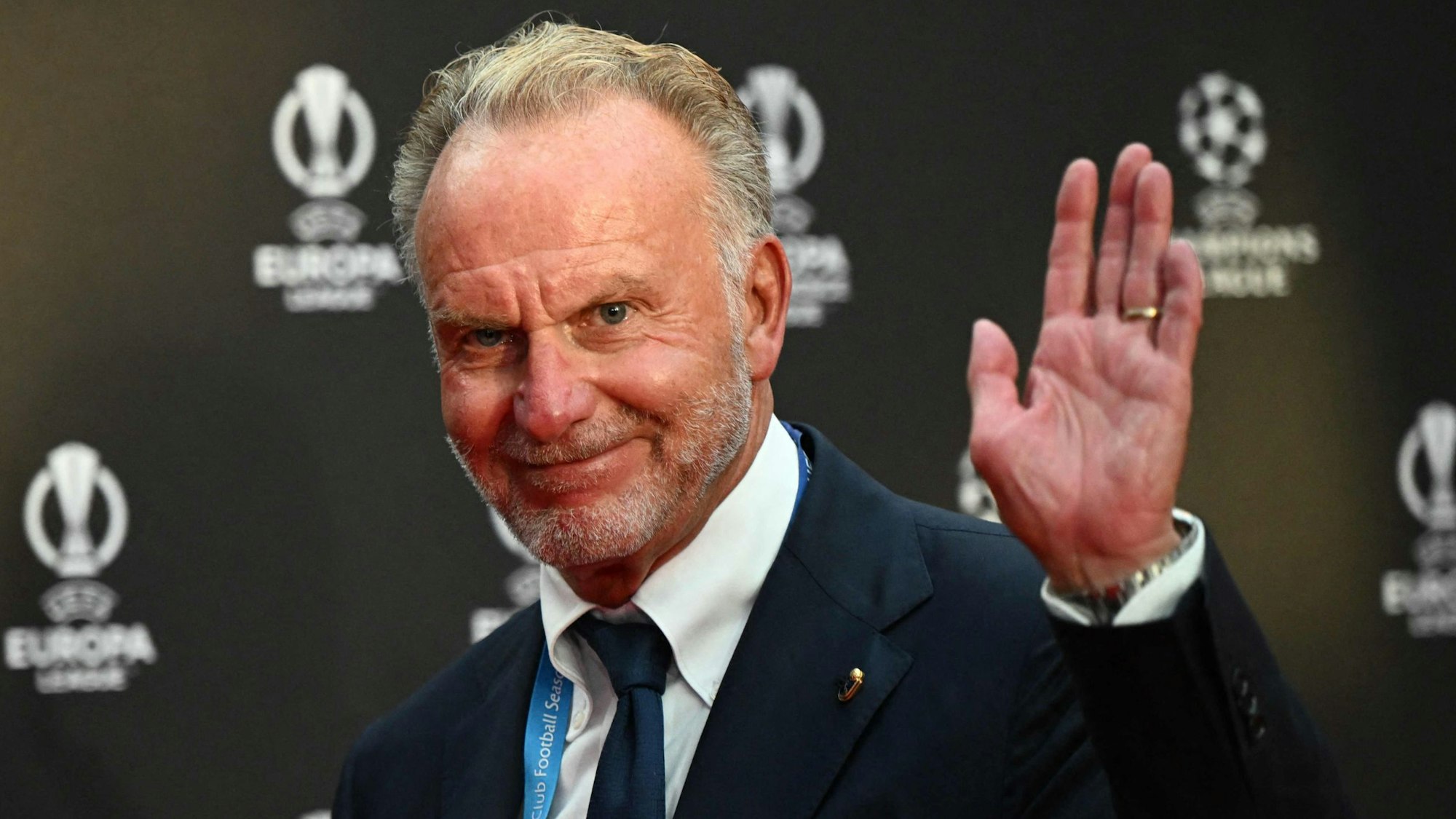 Karl-Heinz Rummenigge winkt in die Kameras.
