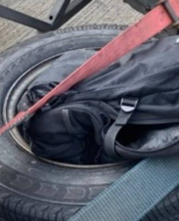 Auf einem Ersatzrad eines Lkw auf der A3 Richtung Köln machte die Polizei eine grausame Entdeckung.