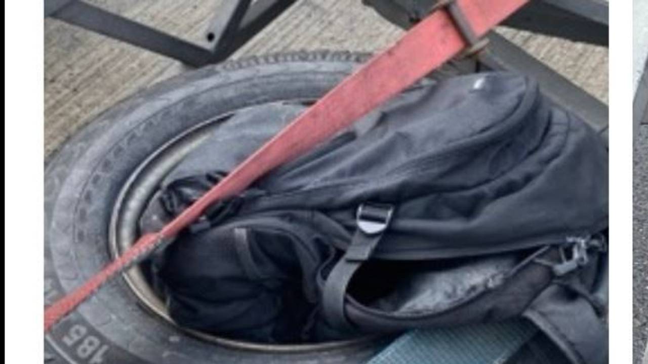 Auf einem Ersatzrad eines Lkw auf der A3 Richtung Köln machte die Polizei eine grausame Entdeckung.