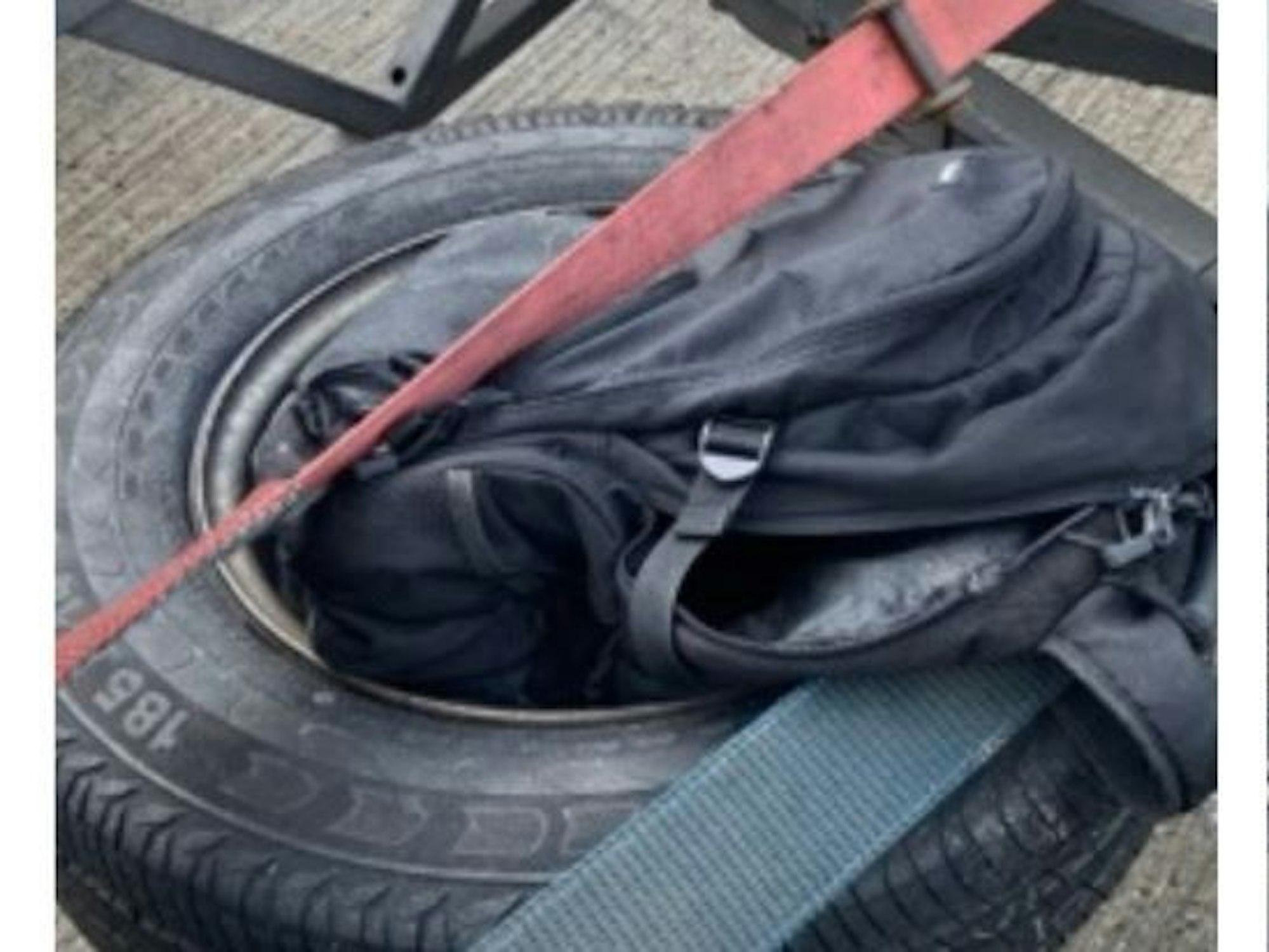 Auf einem Ersatzrad eines Lkw auf der A3 Richtung Köln machte die Polizei eine grausame Entdeckung.